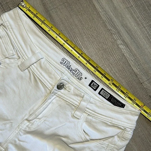 Woman’s Miss Me white distressed, signature capris - size 30 - Picture 13 of 16